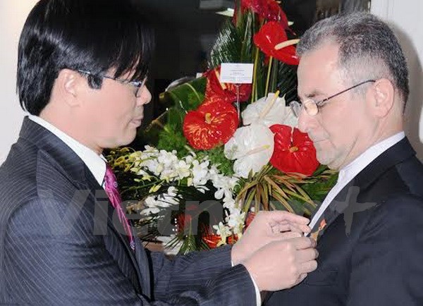 ມອບຫຼຽນກາລະນຶກໃຫ້ອະດີດເອກອັກຄະລັດຖະທູດອີຣານປະຈຳຫວຽດນາມ